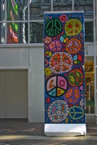 Original Berliner Mauer L-Teil James Rizzi, signiert In the Spirit of Peace